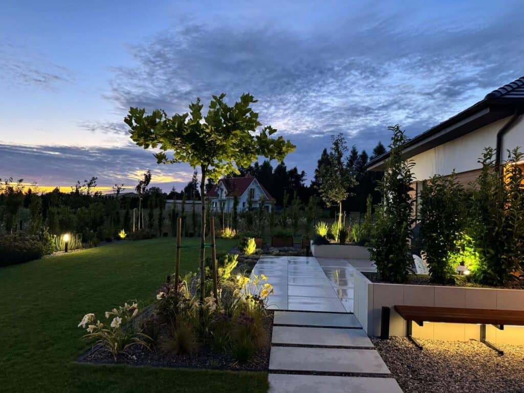 Zakładanie ogrodów oświetlenie w ogrodzie nocne ujęcia ogrodu