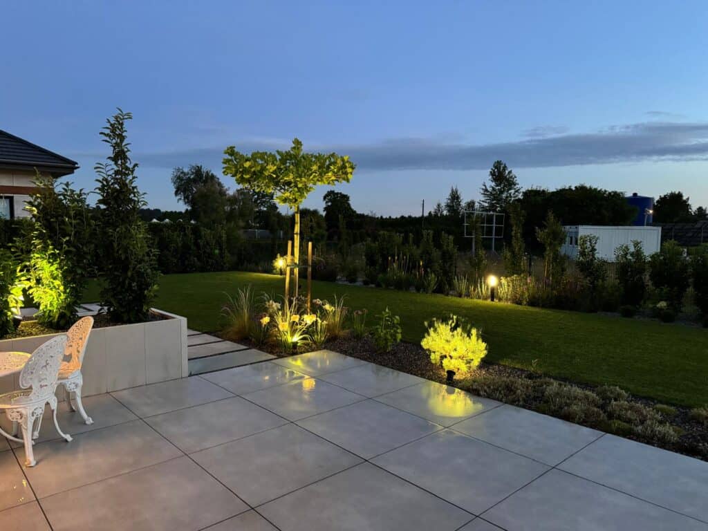 Zakładanie ogrodów oświetlenie w ogrodzie nocne ujęcia ogrodu