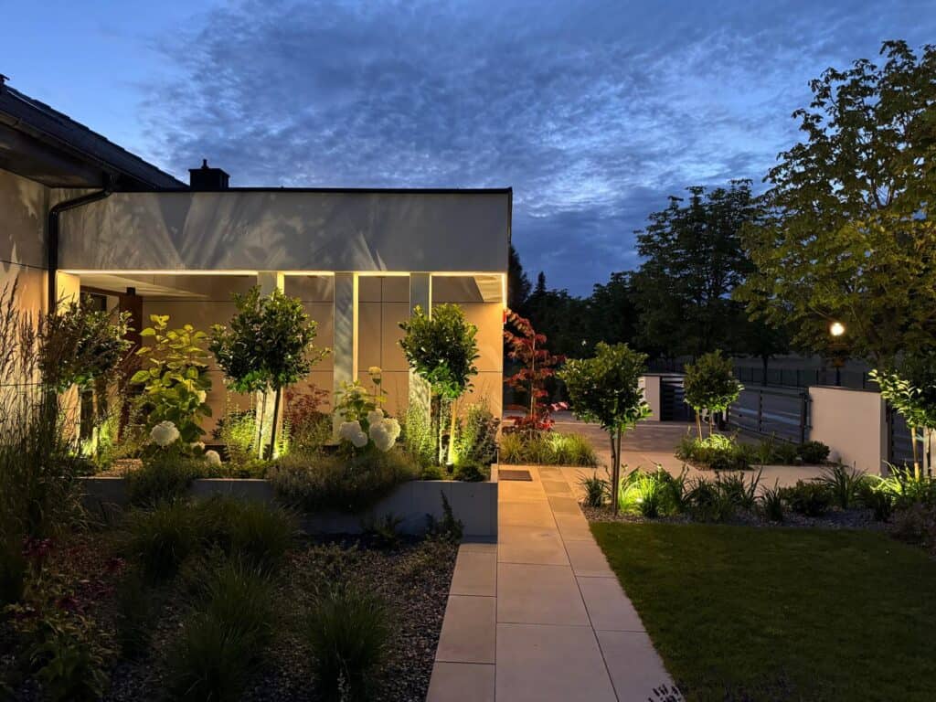 Zakładanie ogrodów oświetlenie w ogrodzie nocne ujęcia ogrodu