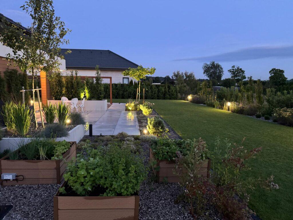 Zakładanie ogrodów oświetlenie w ogrodzie nocne ujęcia ogrodu