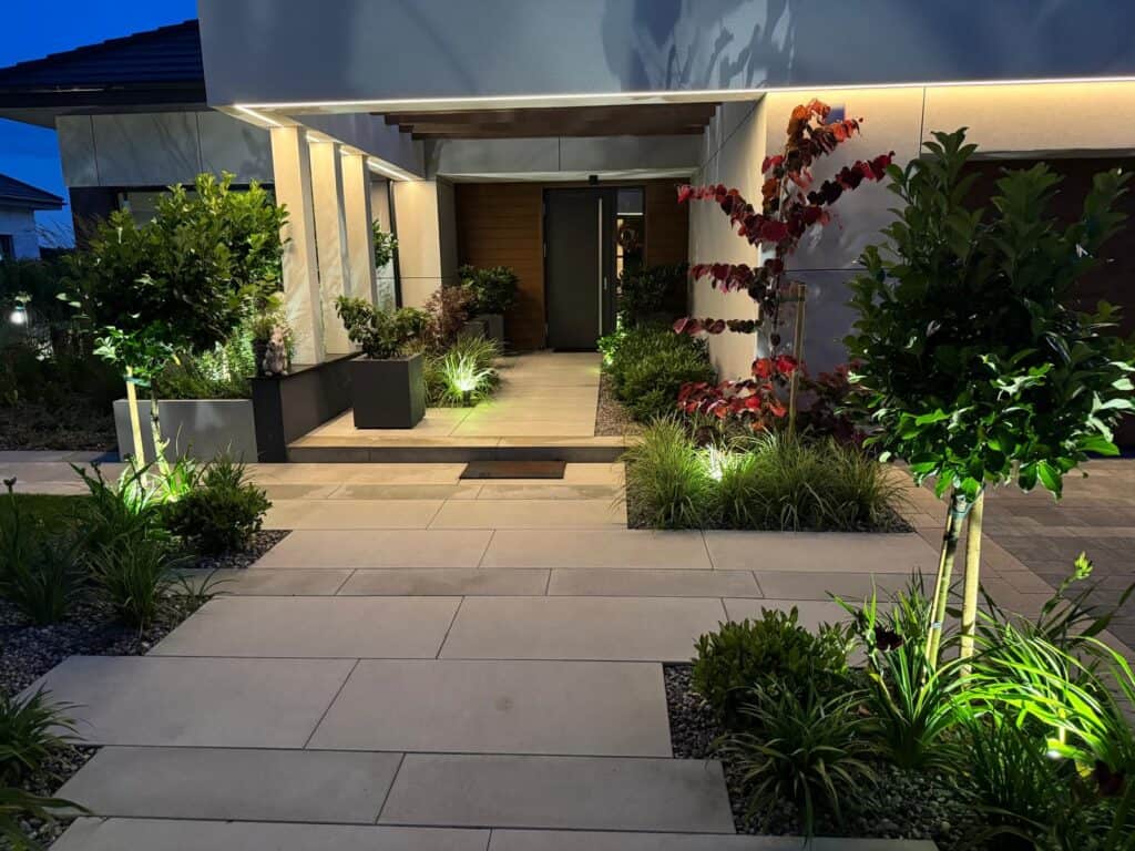 Zakładanie ogrodów oświetlenie w ogrodzie nocne ujęcia ogrodu