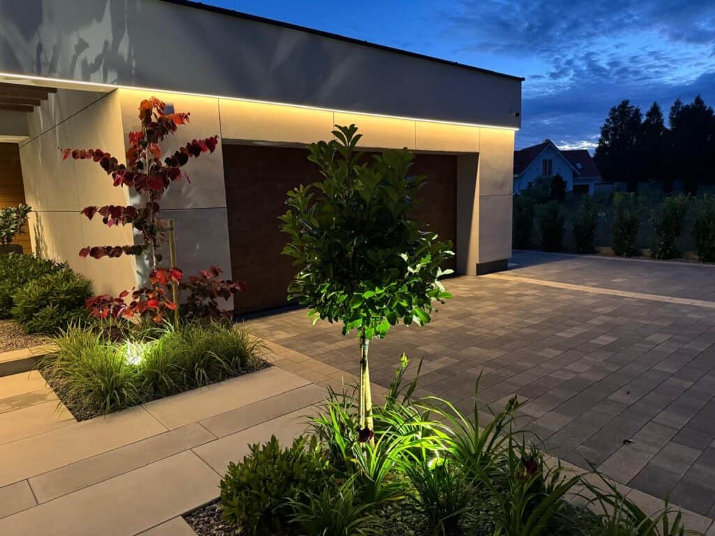 Zakładanie ogrodów oświetlenie w ogrodzie nocne ujęcia ogrodu